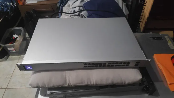 Switch UniFi USW-Pro-24 - Completo (Suportes Rack + Parafusos)