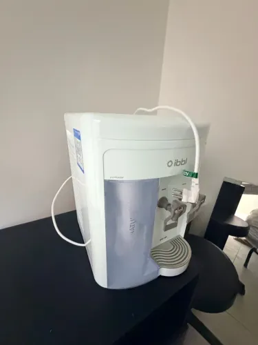 Vendo balcão, bebedouro, nincho, maca 3 posições, armário