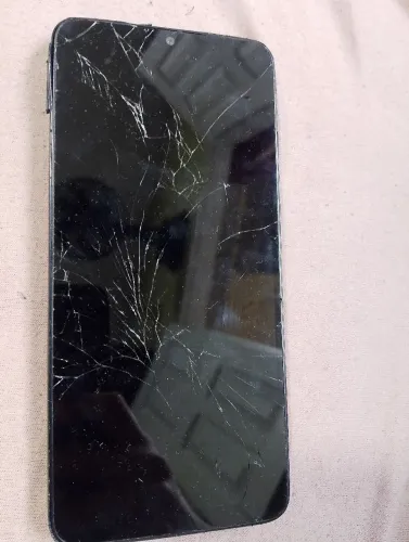 Celular passa retirada de peças