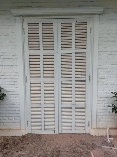 Porta balcão com ferragens maciça