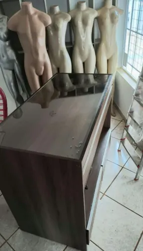 Vendo cômoda e manequins