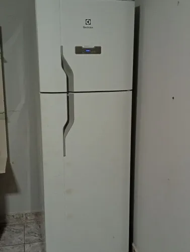 Vendo Geladeira Eletrolux, Mesa de 4 cadeiras e muito mais... Tudo seminovos 
