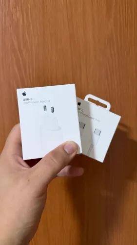 Fonte e cabo originais Apple