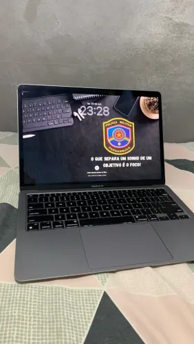 MacBook M1 com carregador e caixa original
