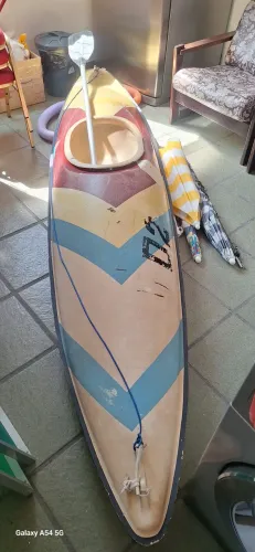  Vendo um Caiaque com remo.