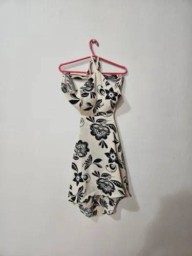 Vestido florido bege claro e preto