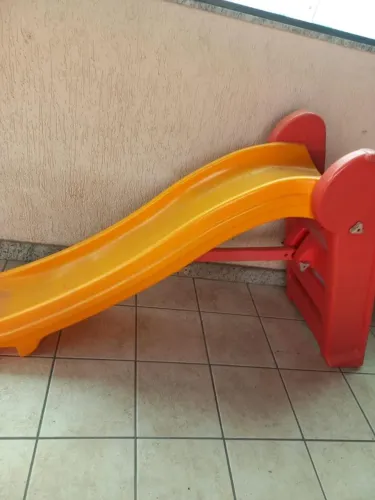 Escorregador de brinquedo