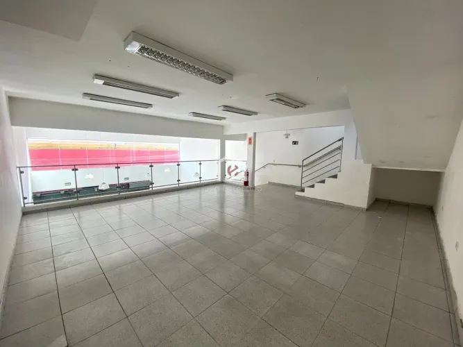 Ponto comercial com área privativa de 260,00m² no Centro de Pindamonhangaba.