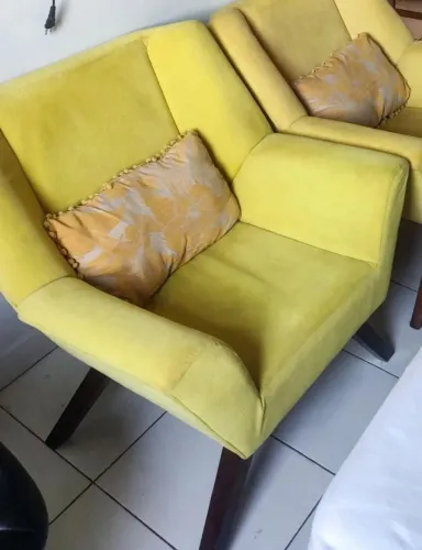 Poltrona com pés de madeira maciça