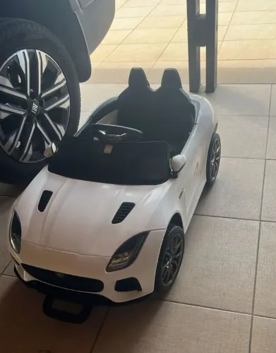 Vendo carro elétrico com controle remoto pra crianças $1.100,aceito Cartão!