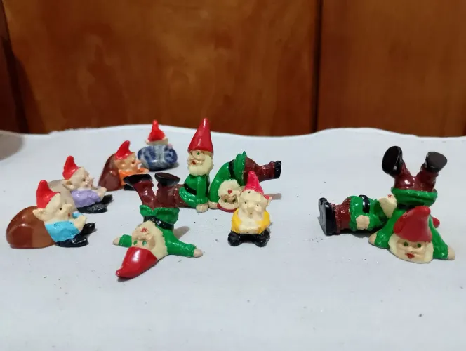 Vendo lote com 7 miniaturas vintage de gnomos
