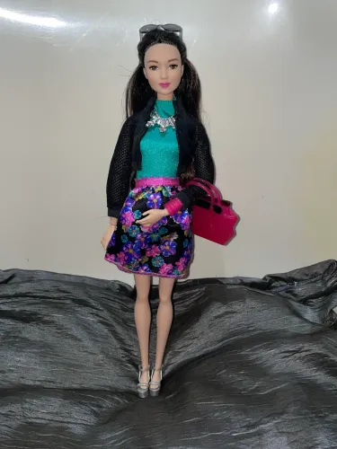 Boneca Barbie oriental Mattel