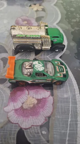 Coleção 20 carrinhos HotWheels e maisto