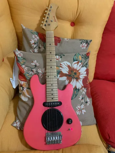 Guitarra infantil Finch Rosa com sistema de som embutido e capa