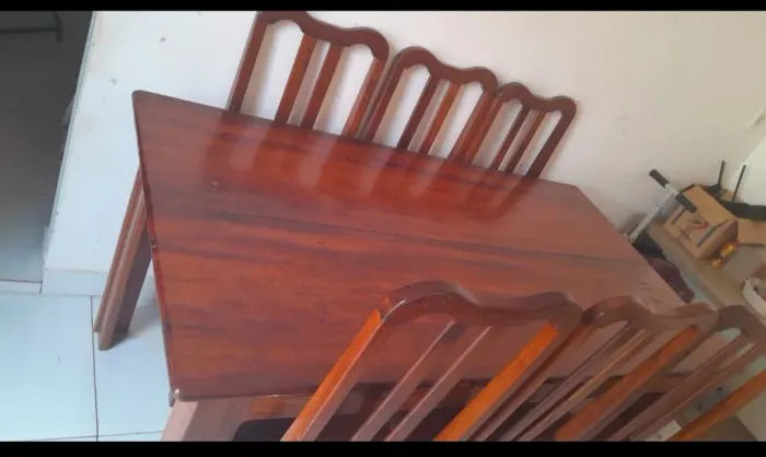 Mesa de madeira com 6 lugares