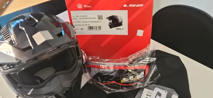 Capacete novo na caixa
