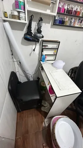 Vendo mesa e cadeira de manicure