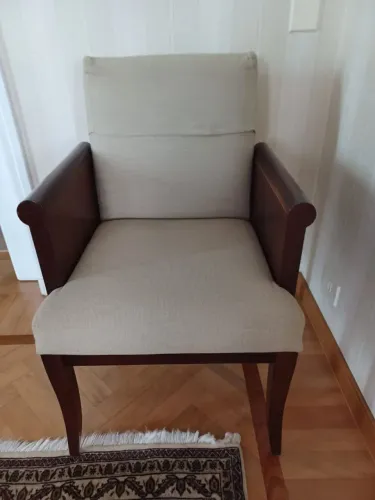 2 poltronas em madeira imbuia e tecido