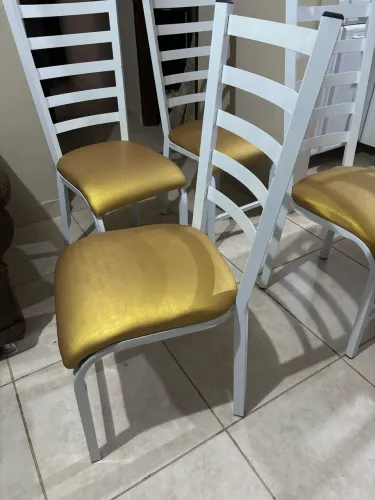 Mesa com 4 cadeiras
