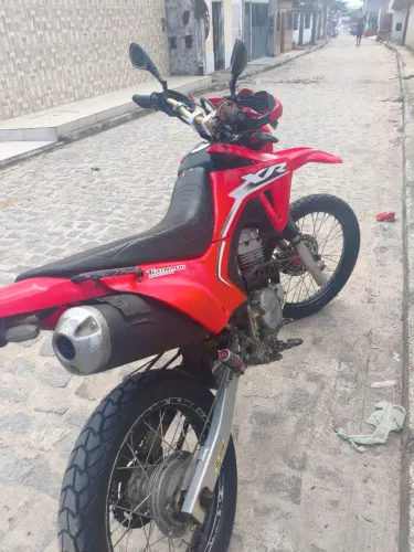 Honda tornado 250 em ponto de transferência, em dia