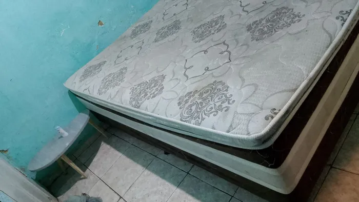 Cama box semi nova