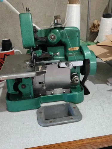 Máquina de costura overloque chinesinha antiga, semi industrial