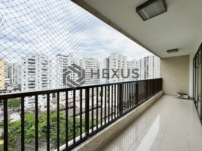 Apartamento com varanda a 2 quadras da praia nas Pitangueiras, Guarujá