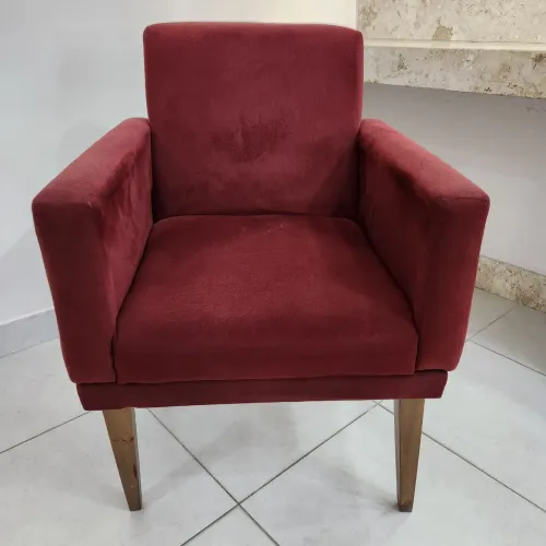 Cadeira com braços compacta em chenille bordô