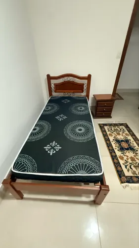 Cama solteiro em madeira maciça - seminova