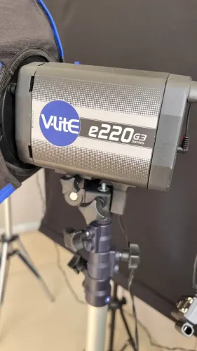 Kit Flash Tocha Estúdio V-lite (Mako) 200w com 2 softboxes 30 x40 e 2 tripés