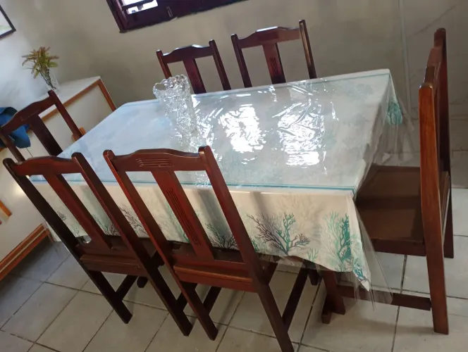 Vendo armário em MDF e mesa de madeira maciça de 6 cadeiras, tudo por 1400 aceito cartão