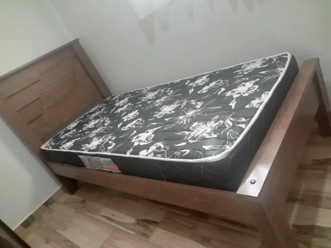 Cama de solteiro e colchão