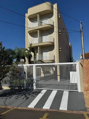 Apartamento mobiliado com 1 dormitório e 1 vaga de garagem coberta no Cidade Nova.