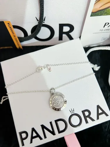 Colar pandora logo pave
