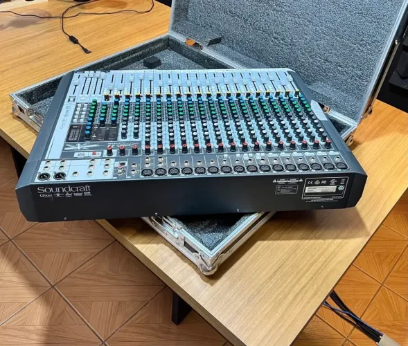 Mesa de som Soundcraft Signature 22