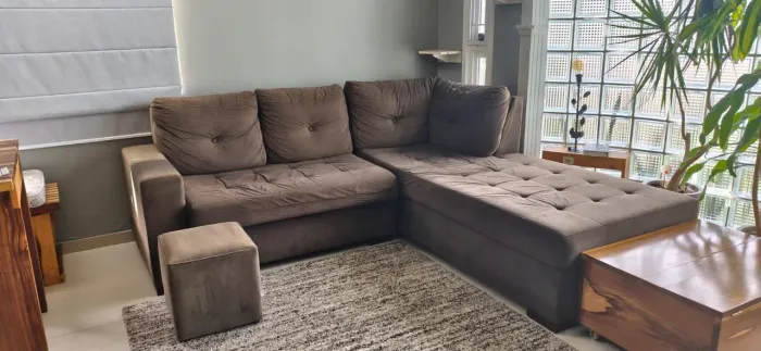 Sofá retrátil com chaise longa. Conforto para toda a família.