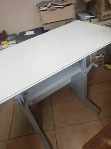 Mesa de escritório com regulagem de altura