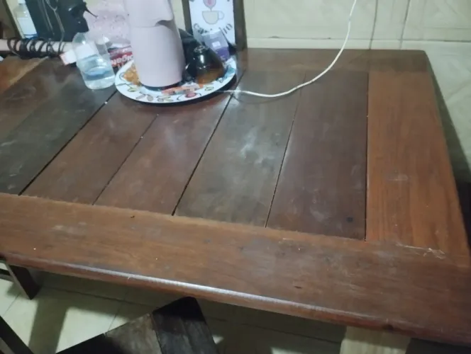 Mesa com 4 cadeiras, comprando a mesa ganha umas roupas e brinquedos que tô doando 200