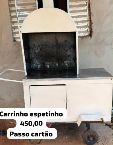 Vendo carrinho de espetinho ela está completa tem a churrasqueira e a grelha