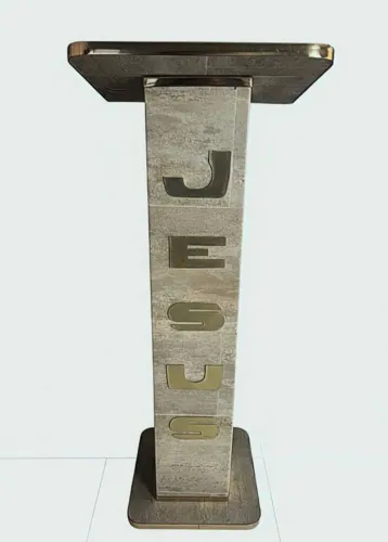 Púlpito de madeira com nome Jesus (letra dourada)