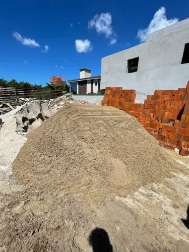 Areia grosa e britas