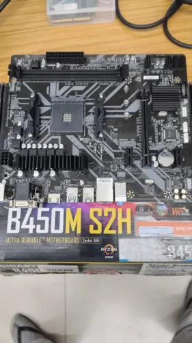 Placa-mãe Gigabyte B450M S2H AM4 - Excelente Estado