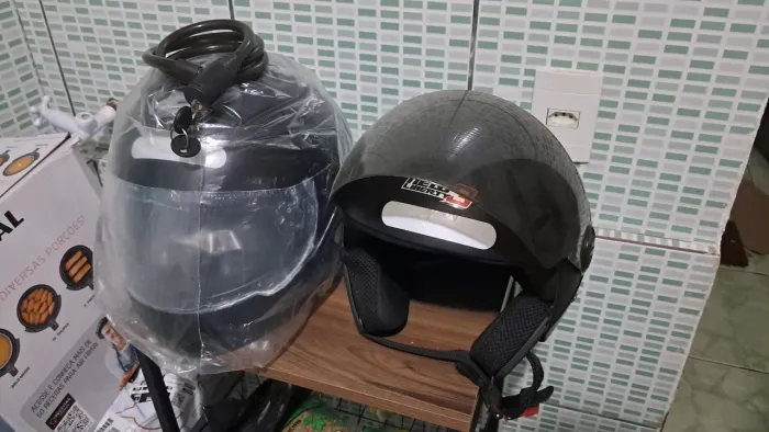 2 capacetes + corrente