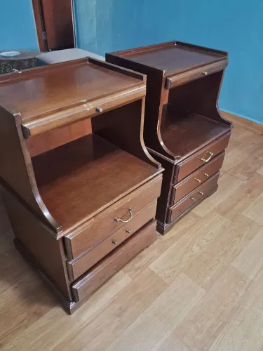 Vendo 2 criado mudo em madeira maciça