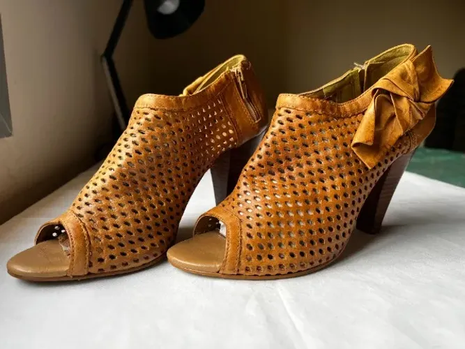 Salto Ankle Boot Peep Toe Bottero Couro Caramelo com Laço - Tam 36