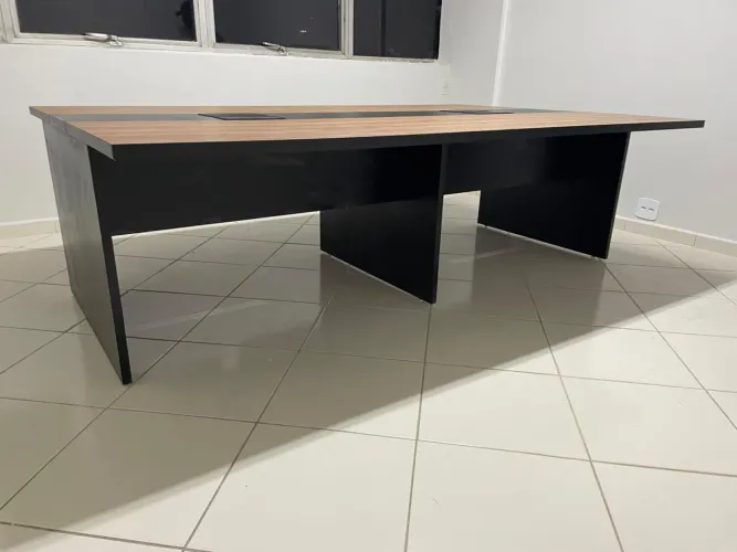 Mesa de escritório moderna com design elegante