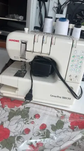 Galoneira Janome CoverPro 1000 CPX 110V (com capa)