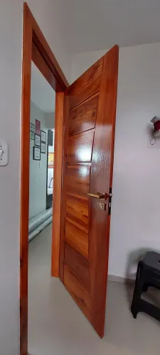 Porta de madeira maciça com acabamento impecável