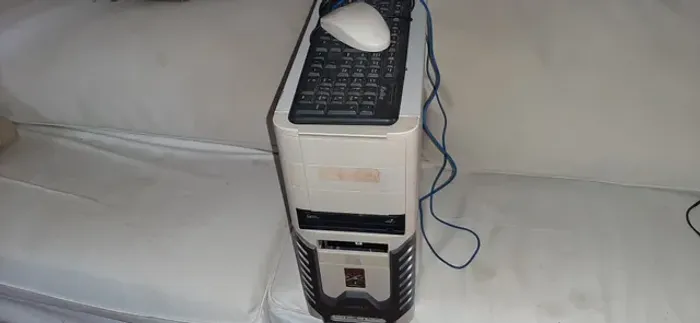 Torre de computador celeron 1.8 com 2gb e HD 160