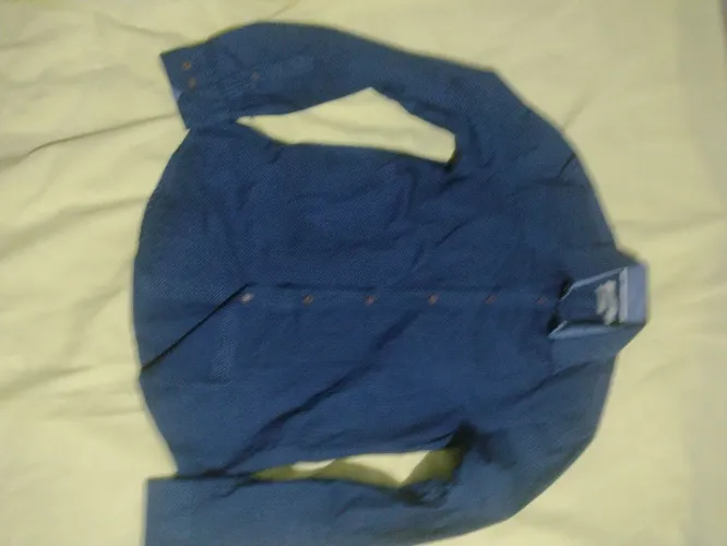 Camisa Social Azul pequenas bolinhas brancas.